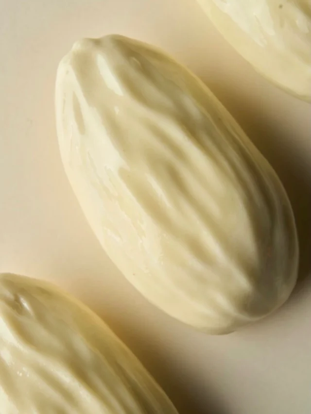 Une amande. Reproduite à l’identique, en moule silicone alimentaire 🌿 Aux côtés…